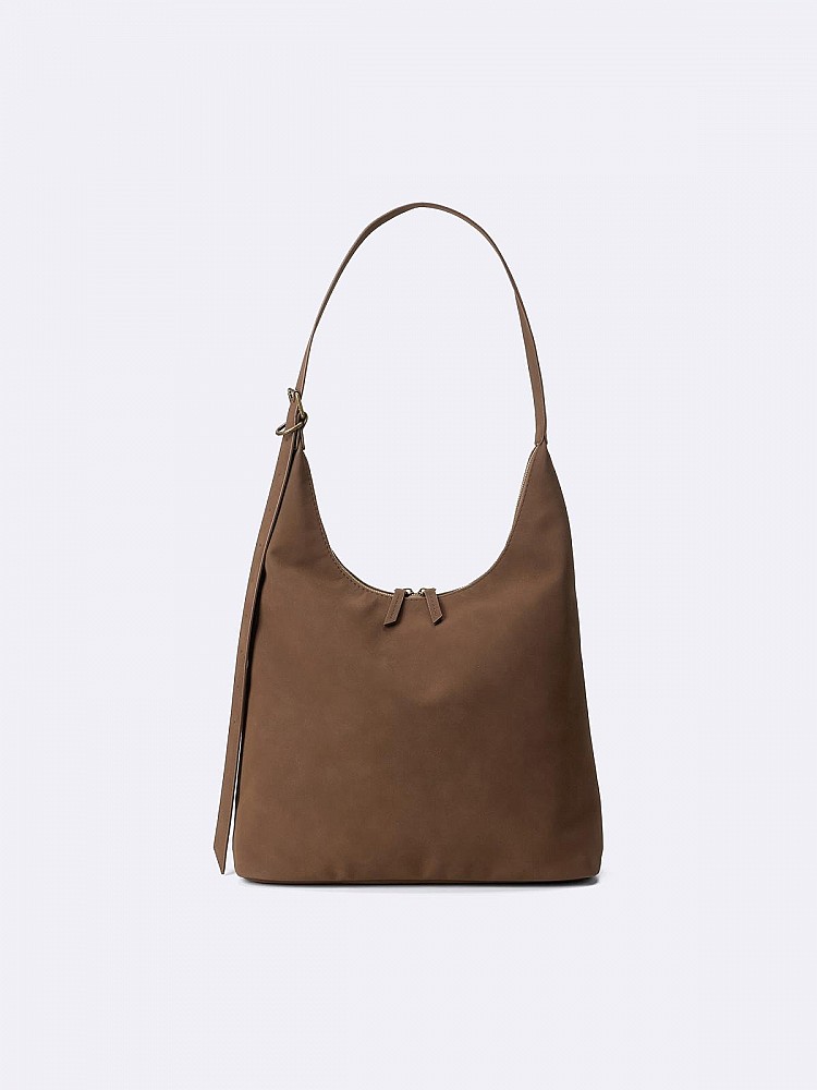 「2way新月包」這次全新推出深棕色來迎戰2025下半年，在質感上更具沉穩氛圍，而售價上依然維持在 NT$790，千元有找好入手的價格