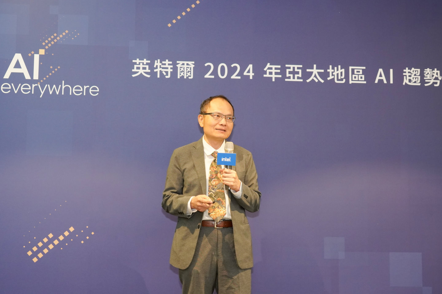 Intel業務暨行銷事業群商用業務總監鄭智成也在會中說明Intel在AI運算的優勢。