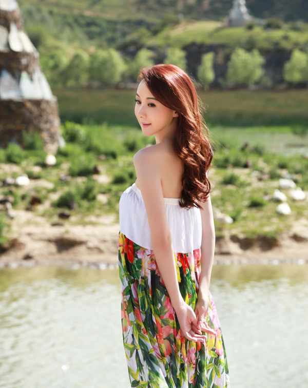 繽紛印花的清新洋裝，彷彿成了蕭薔的性格延伸。明亮的色彩，在柔和的剪裁中，隨著風吹、隨著身體步伐自然流動，不僅能提亮自身膚色，也為整體造型注入一絲輕快氣息。這樣的印花洋裝，沒有刻意扮嫩的痕跡，反而透過自在優雅的輪廓，展現她面對人生始終樂觀以對的態度。