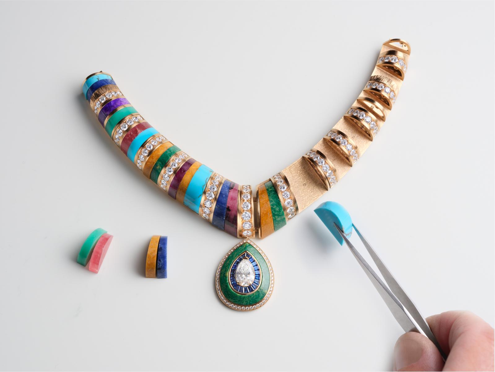 《Shapes of Extraleganza》不僅是頂級珠寶的展演，更是一場橫跨藝術、建築與設計的文化回顧。從流線到幾何，從色彩到自然，伯爵以不同篇章回應過往藝術大師的靈感，同時提出屬於當代的答案。當展覽自巴塞隆納走到香港，它所帶來的不只是視覺震撼，更是對奢華定義的重寫：優雅可以叛逆，經典亦能前衛，而真正的美，往往誕生於一次次的時代對話之中。