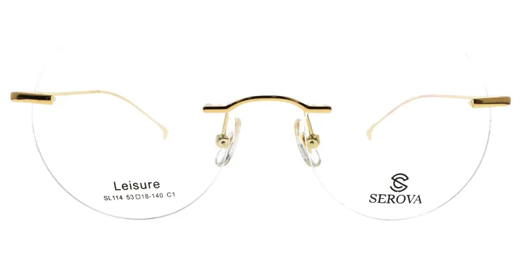 最近迷上了這種「輕量化」的層次穿搭。這副在金橘眼鏡挖到的Serova，完全打破了我對光學眼鏡的刻板印象。無框的設計像是給生活開了層透明濾鏡，53mm 的大鏡面不僅修飾臉型，更讓整個人看起來清爽了不少。合金材質的鏡腳閃爍著細緻的金光，像是一條低調的飾品，與手上的金質腕錶相互呼應。不管是搭配休閒的白 T-Shirt 還是復古的針織開襟衫，都能輕鬆營造出一種「毫不費力」的時髦感。（商品價格約：NTD 2,480）