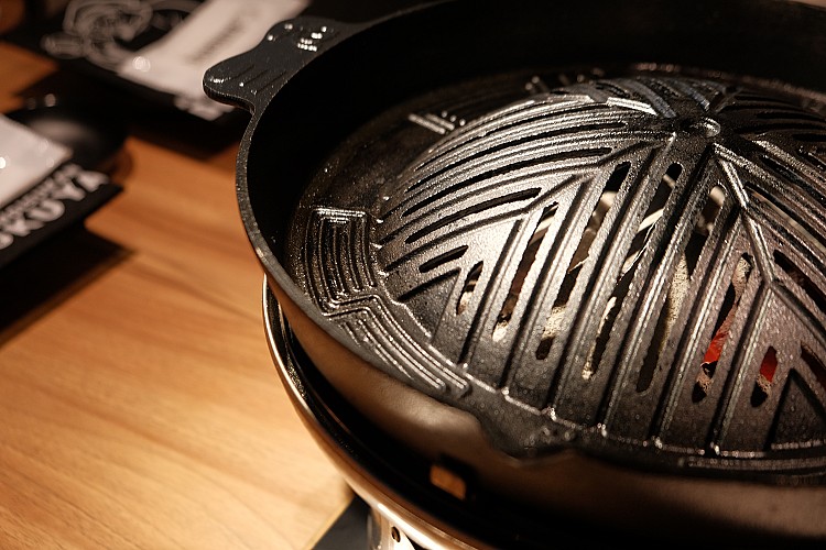 品牌將北海道的正宗風味原汁原味帶來海外，採用擁有逾80年歷史的「岩見澤鑄物株式會社」特製鑄鐵鍋