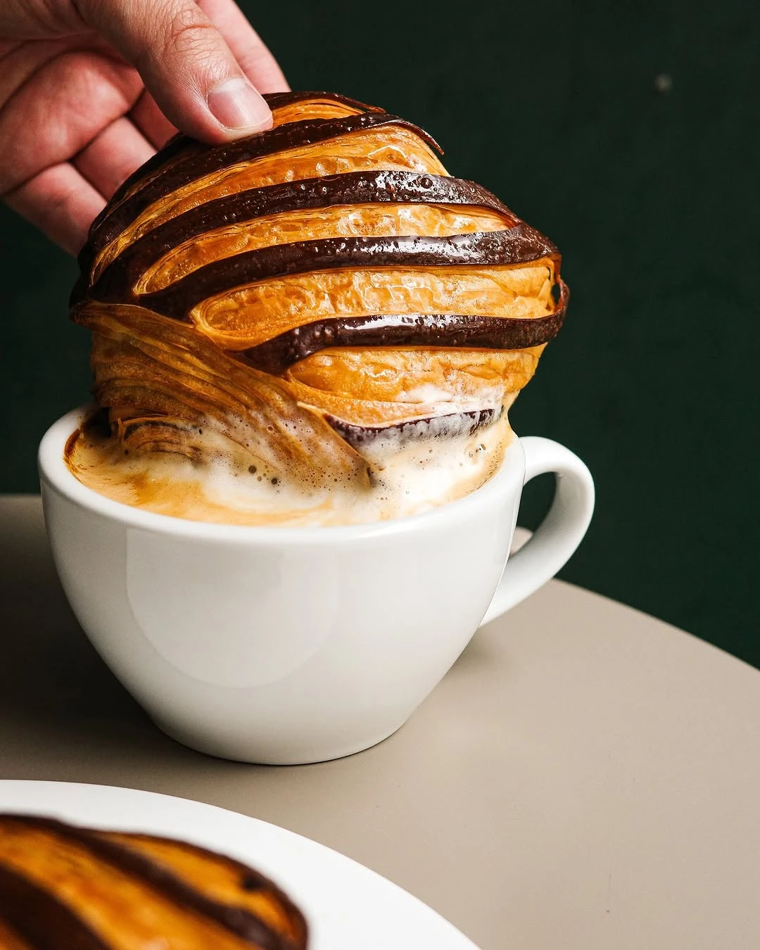 Chu 初麵包以歐式麵包為主，可頌、可麗露、水果塔、費南雪等是招牌，細節講究卻不張揚，已成為松菸周邊低調而療癒的甜點店