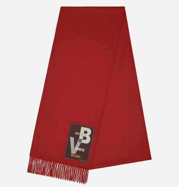 哇〜這條快及地的超長版BV Logo字樣紅色羊絨大圍巾，以柔軟親膚的材質打造，圍上身瞬間氣勢全開，存在感十足。