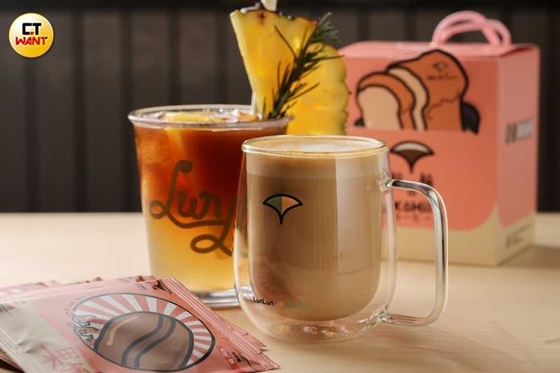 「藝伎拿鐵」（前，180元）具有細緻花香，調入鹹鳳梨的「鳳梨荔枝氣泡咖啡」暢快清爽，特別適合炎夏。（200元，圖／林士傑攝）