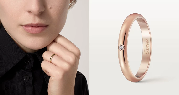如果要選一款最經典、永不出錯的日常鑽戒，Cartier（卡地亞）的「1895」系列絕對是首選。這款寬度2.6毫米的款式線條，極其優雅俐落，鑲嵌上1顆璀璨閃耀的小鑽，低調中流露高級質感。最棒的是，它的價格竟然不到3萬5千元，作為犒賞自己的第一只卡地亞入門鑽戒，完全可以無痛無負擔地閉眼收下。（商品價格約：NTD 34,900）