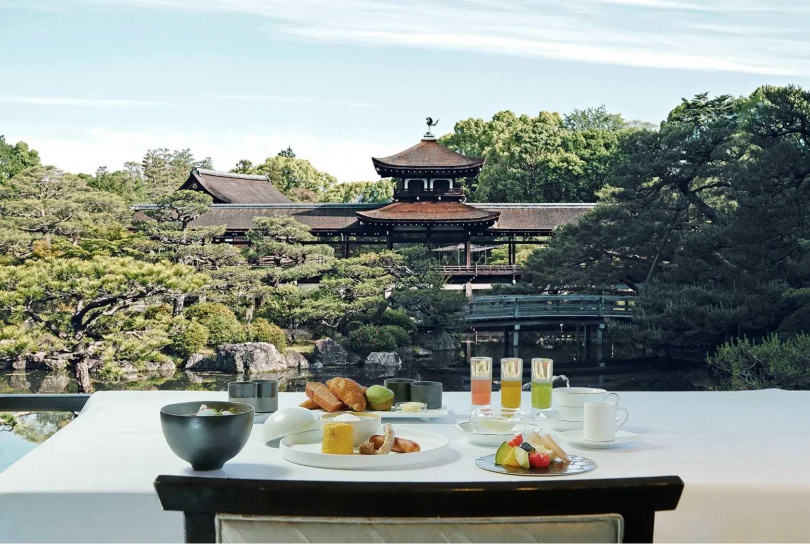 「NIPPONIA 住客專屬」平安神宮會館的早膳，可眺望優美的神苑（© VMG HOTELS & UNIQUE VENUES）
