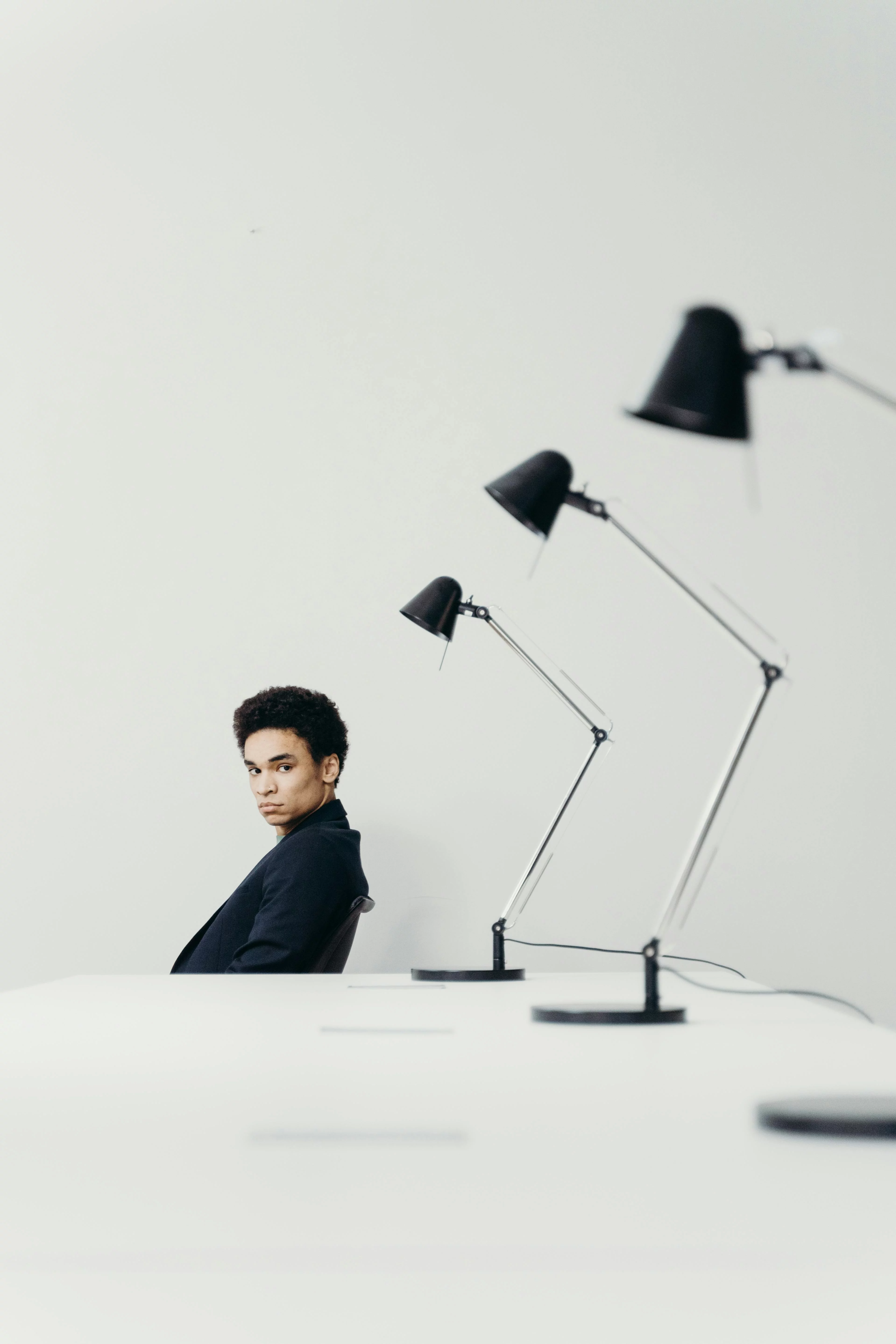 這類主管最擅長的不是資源整合，而是情緒動員。開會時總說：「我們一起打拼」、「公司現在很辛苦」；但當你提出增加人力、優化流程或更新設備等具體需求時，往往得不到實質回應。激情有了，預算沒有。管理學研究早已指出，若領導只停留在口號層面，卻缺乏制度與資源支持，員工很容易產生心理落差。長期以「共體時艱」為理由壓縮成本，實際上會形成權責失衡的結構：工作量增加，授權與支援卻沒有同步到位。久而久之，團隊對主管的信任感會被慢慢消耗。真正有效的領導，不只是喊願景，更要替願景鋪好路，讓執行端有足夠的工具與後盾，而不是永遠都是「嘴巴說說」。