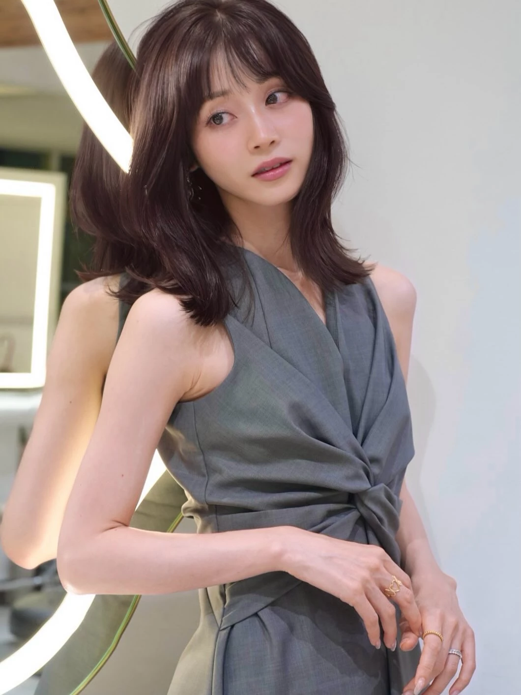 60歲減齡中長髮推薦5：法式瀏海氣墊燙