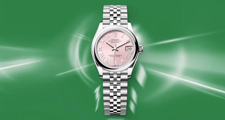 我相信，這款Rolex的粉紅面盤蠔式精鋼錶，恐怕就連男友都想借來戴了吧！「Oyster Perpetual」系列的基本款，推出有許多各式色彩妝點的錶面設計。從天空藍、亮麗黃、銀灰、草綠…當然還有因應本篇主題的粉紅色。亮眼的錶盤色澤，不僅令品牌經典的蠔式錶殼輪廓更顯突出，舉手投足絕對也都是眾人的焦點所在啦！