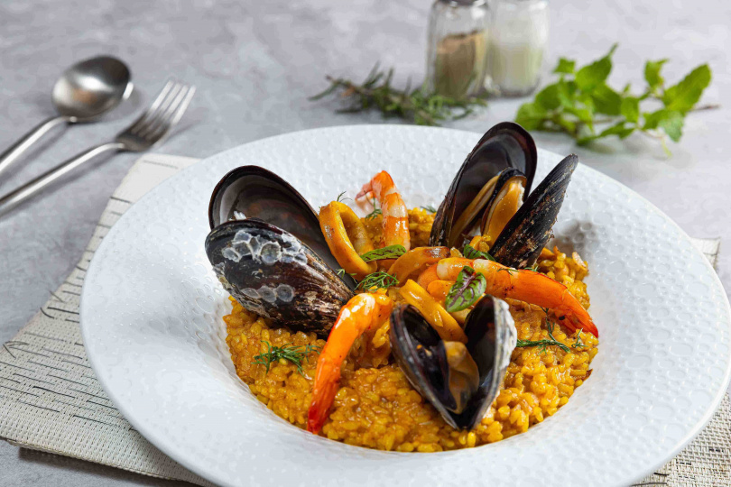 大廳酒吧「淡菜海鮮燉飯」澎派海味媲美西班牙引以為傲的國寶飯。（圖／福容台北一館提供）