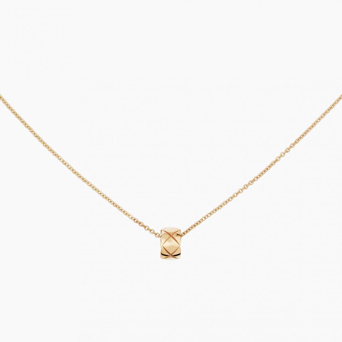 細膩的吊墜懸在鎖骨間，像是一顆被金色光芒包裹的小小秘密。18K Beige 米色金、黃K金與白K金三色選擇，讓它能依膚色與個人風格自由搭配。