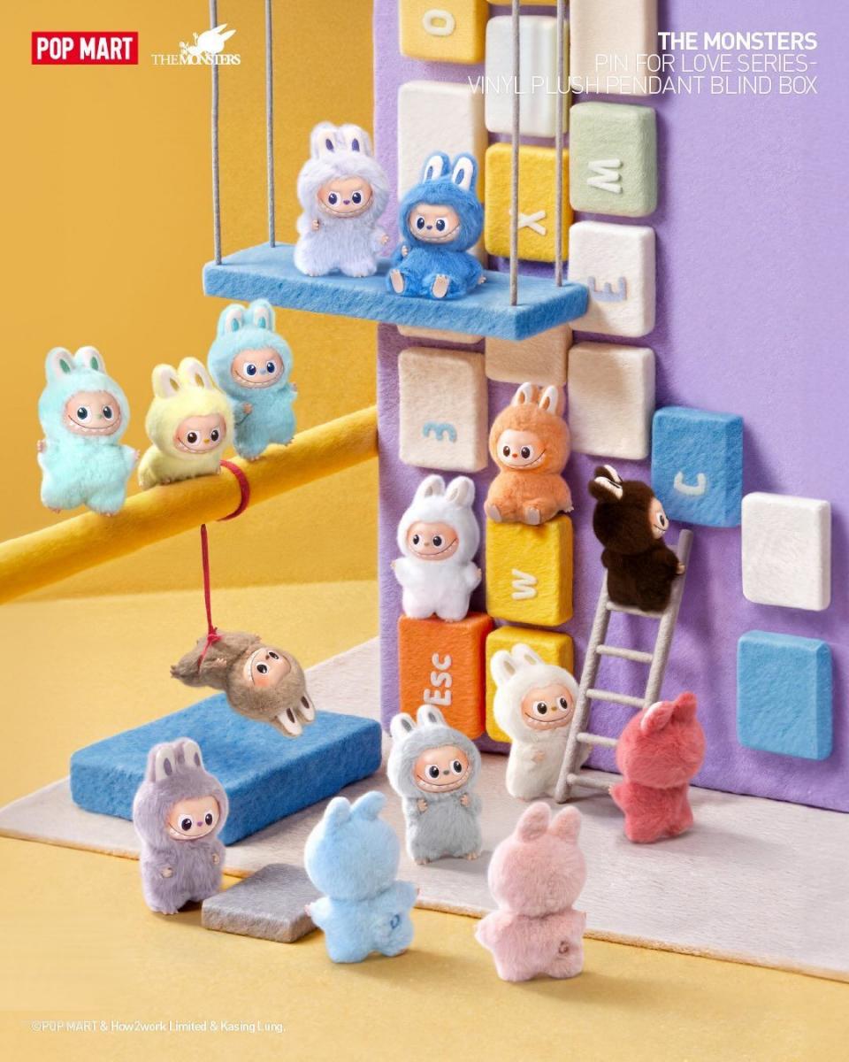 不同於過往常見的尺寸，這回，泡泡瑪特將旗下經典的角色 Labubu「縮小」，推出全新「迷你版」Labubu，命名為：THE MONSTERS 心底密碼系列，尺寸落在：10.5 公分、6 公分、5 公分，比手機還小，可以更輕巧地一手掌握，不僅能作為包包的配飾，也能成為鑰匙與手機的日常配件。