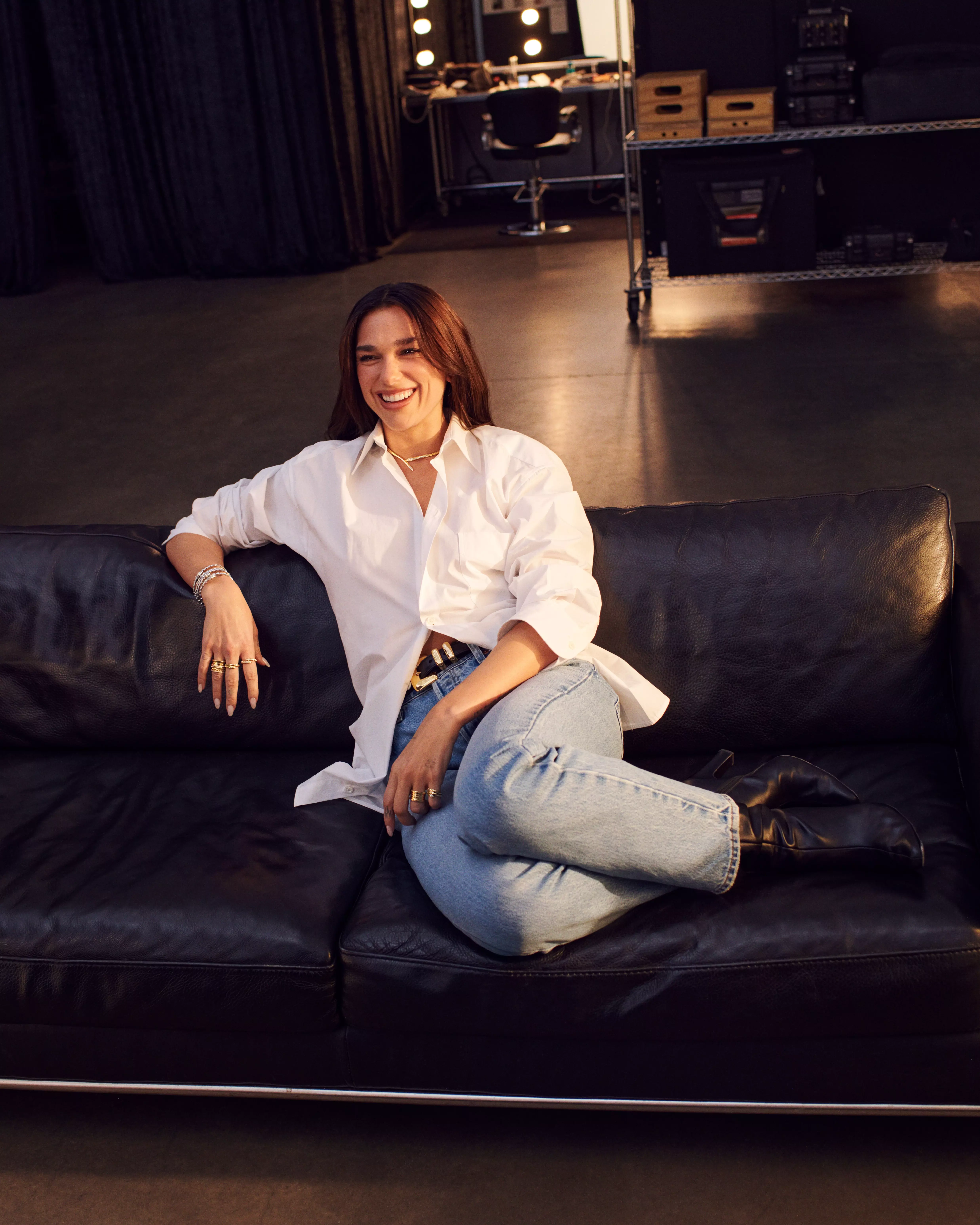 提到寶格麗，多數人腦海裡浮現的往往是紅毯等級的高級珠寶與鑽石鉅作，但其實品牌也有相對親民的的入門選擇。像是 Save the Children 系列，以純銀結合黑色陶瓷打造，設計延續經典語彙，價格約落在兩萬元左右，同時兼具品牌識別與公益價值，對第一次接觸精品珠寶的人來說相對友好。若預算再往上調整，B.zero1 或 Serpenti Viper 的單環款式，也屬於能長期佩戴、風格鮮明的經典之作。以下，編輯精選了5款 Dua Lipa 同系列的入門級珠寶，讓小資女孩也能有機會戴上女神同款！