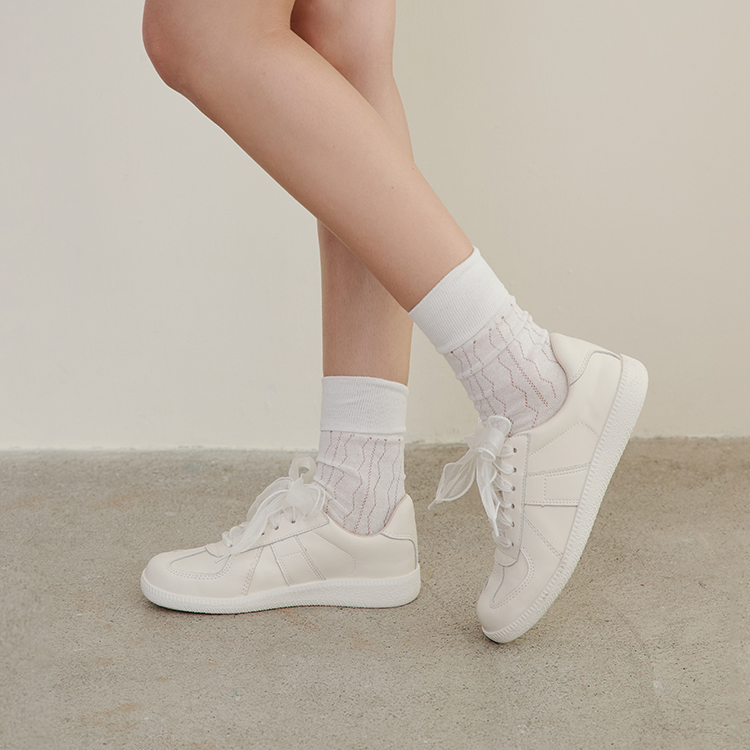 定期清潔小白鞋並噴上防水噴霧，增強保護-自在首選綁帶休閒德訓鞋