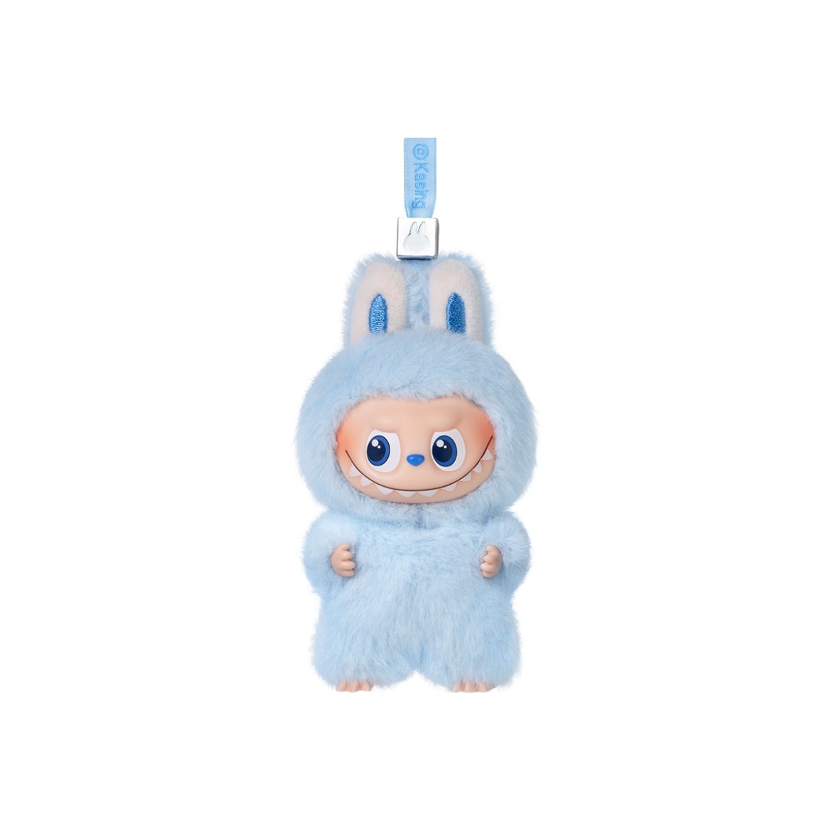 不同於過往常見的尺寸，這回，泡泡瑪特將旗下經典的角色 Labubu「縮小」，推出全新「迷你版」Labubu，命名為：THE MONSTERS 心底密碼系列，尺寸落在：10.5 公分、6 公分、5 公分，比手機還小，可以更輕巧地一手掌握，不僅能作為包包的配飾，也能成為鑰匙與手機的日常配件。