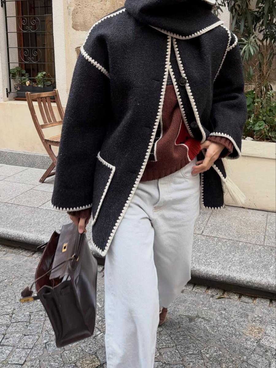 在一次私著中，Lisa 巧妙的用內搭的針織帽衣與手提的凱莉包做呼應！內搭的毛衣她使用較為鮮明的巧克力色做搭配，而手提包款則以較為深的巧可力呼應，加上同色系的球鞋點綴，藉由配件的對照，做出玩味的美拉德穿搭。