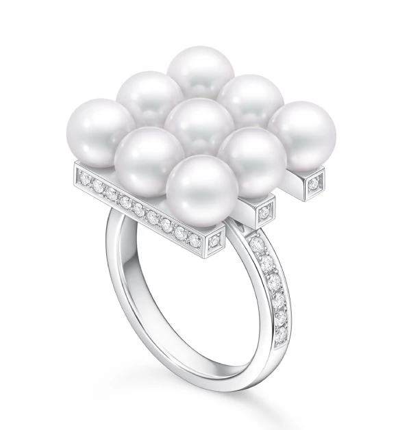 以18K白金鑲鑽線條，將9顆阿古屋珍珠整齊排列，展現出極具張力的幾何美學。鑽石的閃耀光芒，與珍珠的溫潤光澤交相輝映，份量感十足卻不失優雅，非常適合作為送給母親的珍貴禮物，感謝她如珍珠般堅韌，且慈愛的身影，也讓她在出席重要場合時，能透過指尖展現高貴不凡的洗鍊品味。（商品價格約：NTD 413,000）