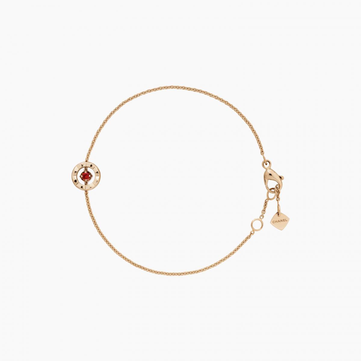 在經典的菱格紋上，嵌入一顆熱烈的紅寶石，宛如在冷靜優雅中點燃了一簇火焰。18K Beige 米色金溫潤的金色底調，襯托出紅寶的深邃與明亮，形成強烈的視覺對比。