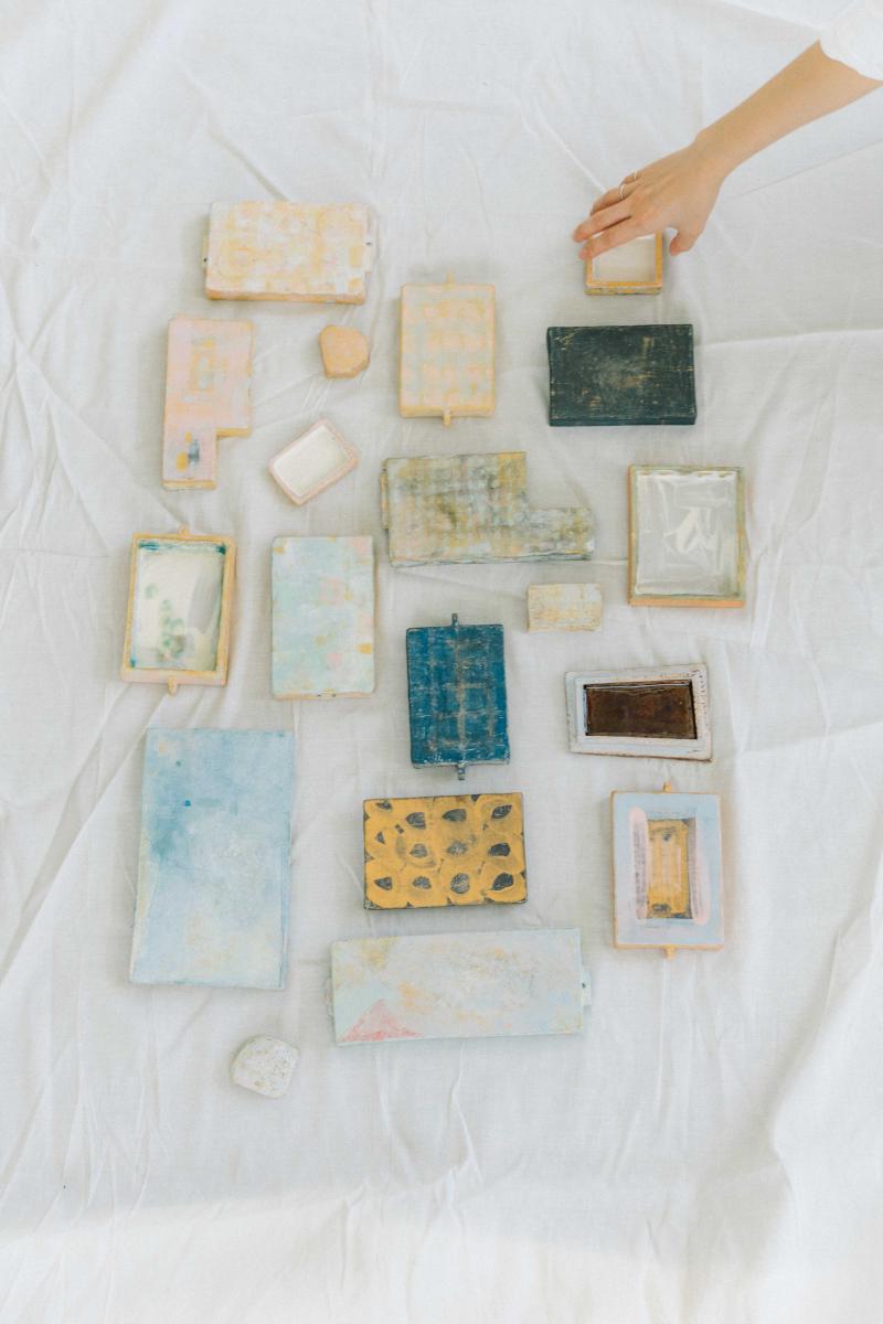 朋丁pon ding展出陶藝家賀羽薇作品「摺色」