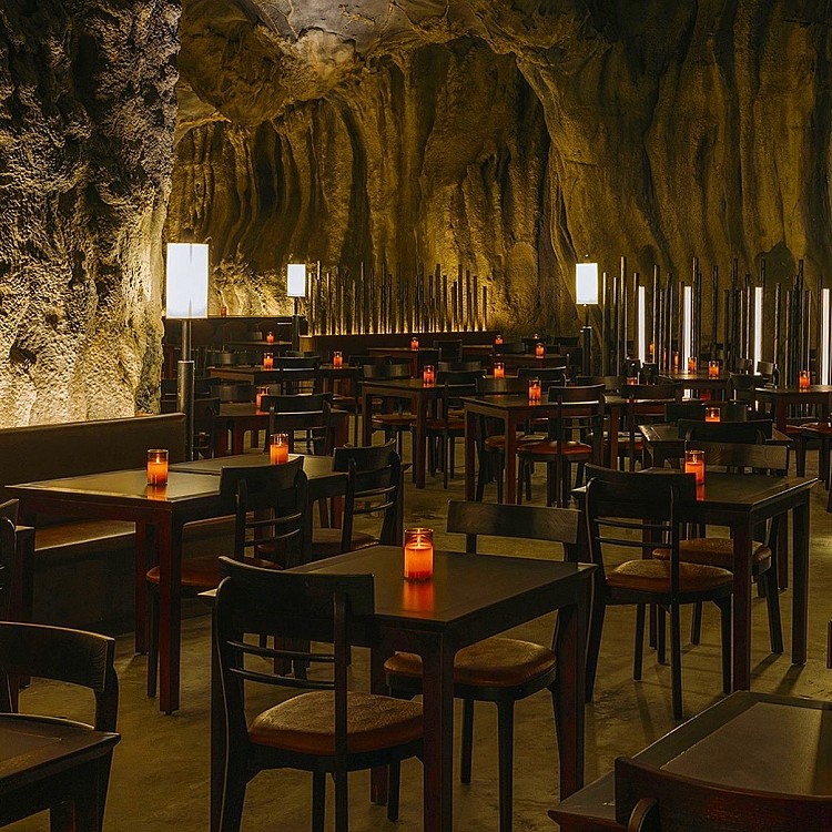 園區還有亞洲首家洞穴餐廳「Cavern Restaurant」！以馬來西亞砂拉越的姆魯洞穴為靈感，打造長達 200 公尺的人工洞穴，並穿插大量的人工鐘乳石造景以及水晶吊燈，打造氛圍感滿滿的夢幻餐廳。