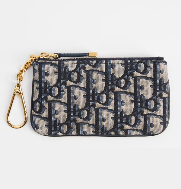 這款Dior拉鍊鑰匙零錢包，展現的是一種優雅且具現代感的氣質，非常適合追求時尚品味、美感與實用並重的媽媽。它採用了品牌最具經典辨識度的藍色Oblique緹花帆布製作，老花圖騰帶著一種低調的奢華感，相較於皮革材質，緹花帆布更顯輕盈，放在包包裡完全不增加負擔。其流暢的圓弧邊緣設計，對於平時穿搭風格較為簡潔、優雅的媽媽來說，不僅是日常生活的得力助手，更是能提升整體質感的小細節，在使用時都能感受到如同法式名伶般的優雅從容。（商品價格約：NTD 14,000）