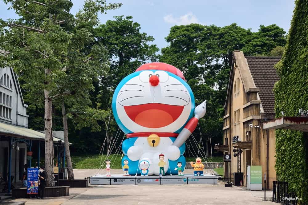 本次高雄展最吸睛的焦點，莫過於矗立在科工館渾天儀廣場的 12 公尺巨型充氣哆啦A夢！