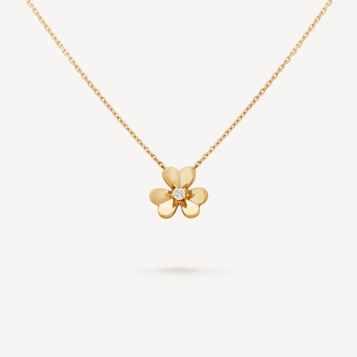 Frivole 雖是一朵花，但它真正描繪的是「光」。拋光18K黃金花瓣宛如微風吹過湖面反射的光點，邊緣微捲、立體而生動，一顆小鑽石點綴其中，像晨光中的一滴露。迷你款溫柔、輕巧，非常適合作為日常佩戴的第一條精品珠寶。穿 T-shirt 能添一點明亮，穿襯衫則顯柔雅，搭洋裝更能展現浪漫風情。VCA 最擅長將自然意象轉化為珠寶語彙，而這系列正是最典型的例子：不僅從花朵汲取靈感，更捕捉生命中那些稍縱即逝的瞬間。它適合內斂且優雅、偏愛細節與光影的女性。