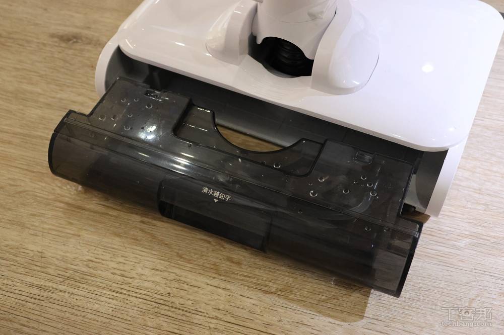 清水箱在機身下後方。