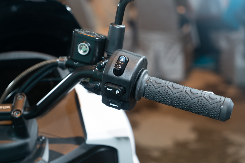 右側把手總成為雙黃警示燈、車廂開關、里程顯示、模式切換與發動鍵