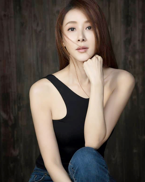 歲月對蕭薔而言，從來不是桎梏，而是一種沉澱後的優雅資本。從寬鬆針織、繽紛印花，到簡約T恤與丹寧，再到高腰剪裁的俐落造型，她用每一套減齡穿搭示範，修飾身形、凸顯氣質的巧思，展現出從容、自信與生活態度。