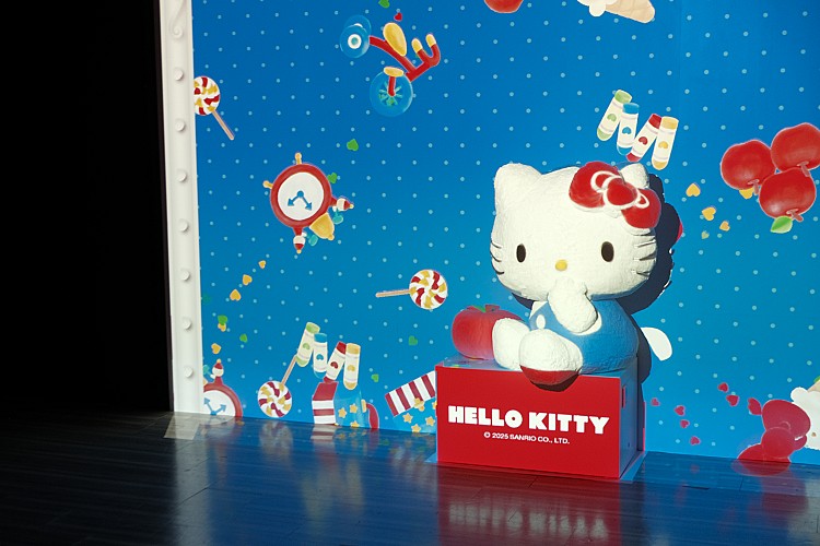 台灣首度亮相的互動展區〈Touch Hello Kitty〉，以大型螢幕與投影技術打造沉浸式體驗