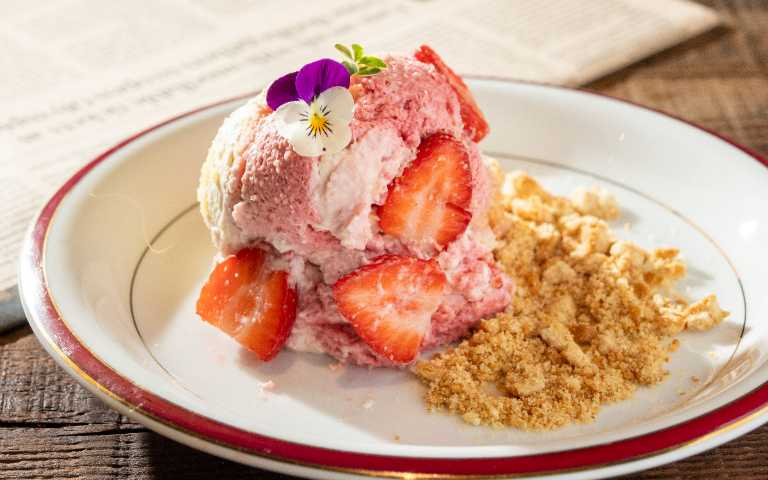 「永遠的草莓地」除了點綴當季草莓，內裡還以荔枝香緹、覆盆子慕斯與玫瑰醬組成，有濃郁的莓果與花香氣味。（220元，圖／楊澍攝）