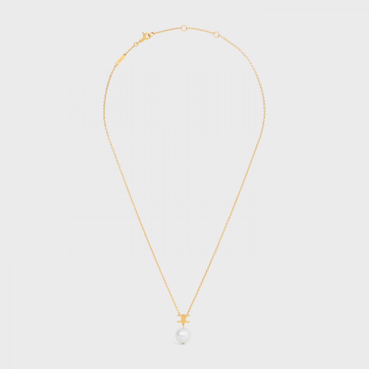 Celine 的 Les Perles Celine 項鍊以樹脂珍珠搭配金色飾面黃銅，墜有品牌象徵性的 Triomphe 凱旋門標誌。極簡線條、乾淨比例，沒有多餘裝飾，卻能在每一次轉身間閃爍微光。兩萬元內的入手價，更讓它成為小資族最值得投資的日常精品之一。