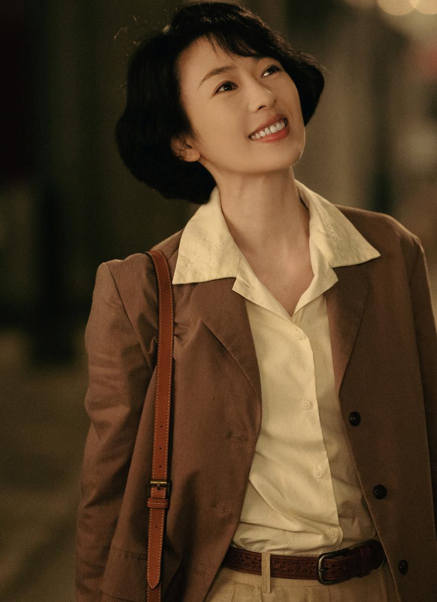 值得注意的是，《足跡》以三位女性角色串聯時代線索。