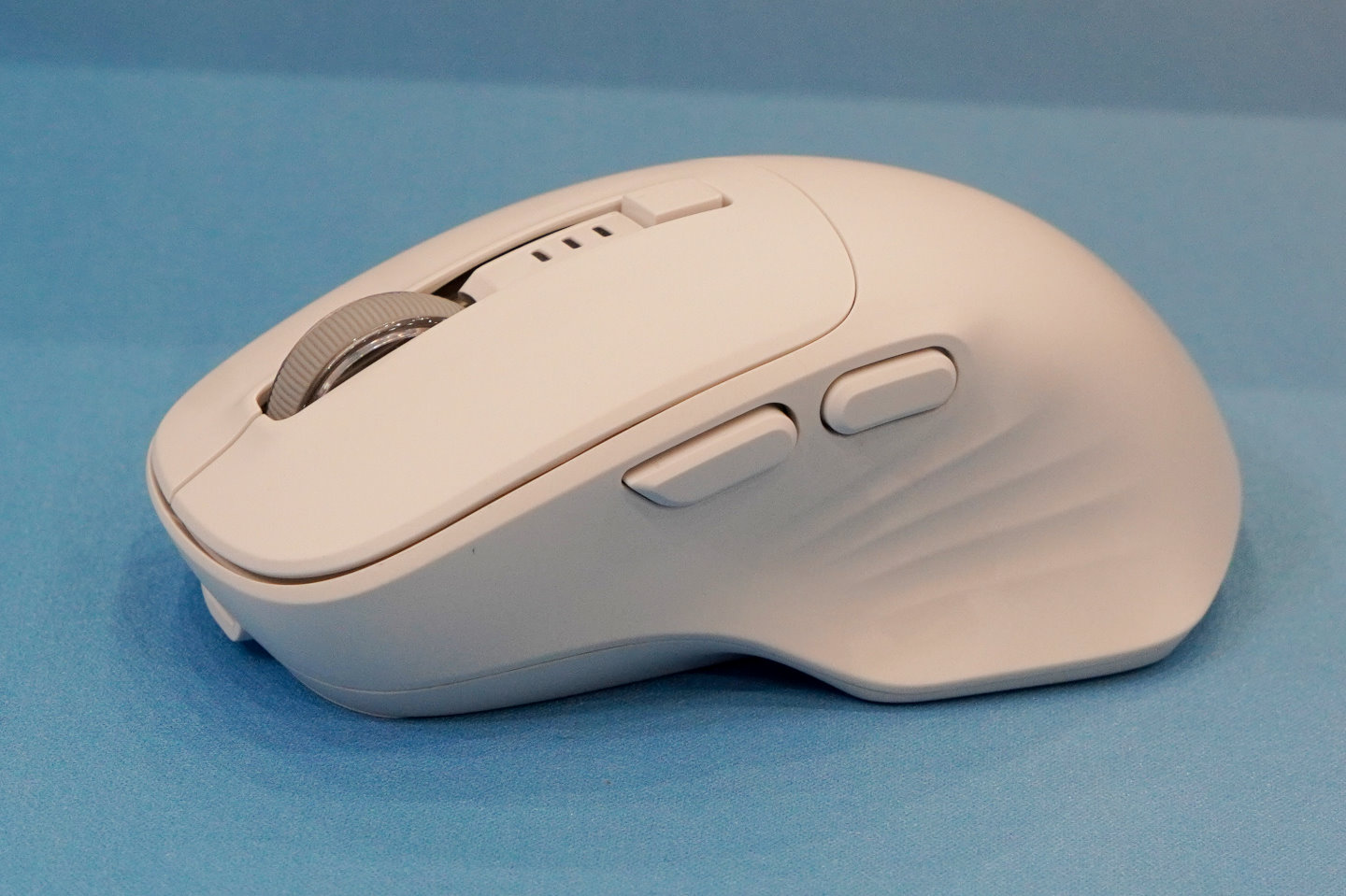 M25R採用適合右手使用的不對稱人體工學設計，左側設置2組功能鍵。