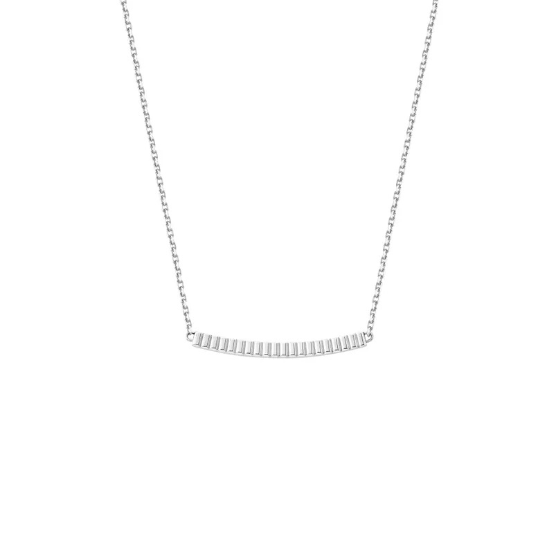 Quatre 系列以寶詩龍四大工藝語彙聞名，而這款 Quatre Grosgrain 項鍊則選擇把舞台留給最具家族象徵性的「羅緞紋」。118K白金吊墜以極細緻的刻紋模擬布料的立體觸感，光影在紋理間游走，讓本來簡約的線條呈現出近乎布質般的柔軟錯覺。佩戴在頸間，它就像一條極簡的銀色緞帶輕落鎖骨，沒有鑽石、沒有裝飾，卻因工藝本身而格外耐看。Grosgrain 特別適合偏愛極簡、都市感穿搭的人，它像是一行乾淨俐落的句子，讓整體造型瞬間變得完整、有調性。