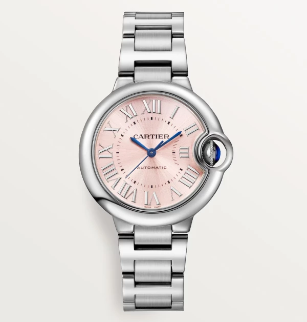 搭配夢幻的粉紅色面盤，在光線下折射出優雅且內斂的層次感，更為整體的優雅氣質增添了一絲浪漫的春天感，彷彿將溫暖的日光輕輕扣在腕間。（商品價格約：NTD 208,000）