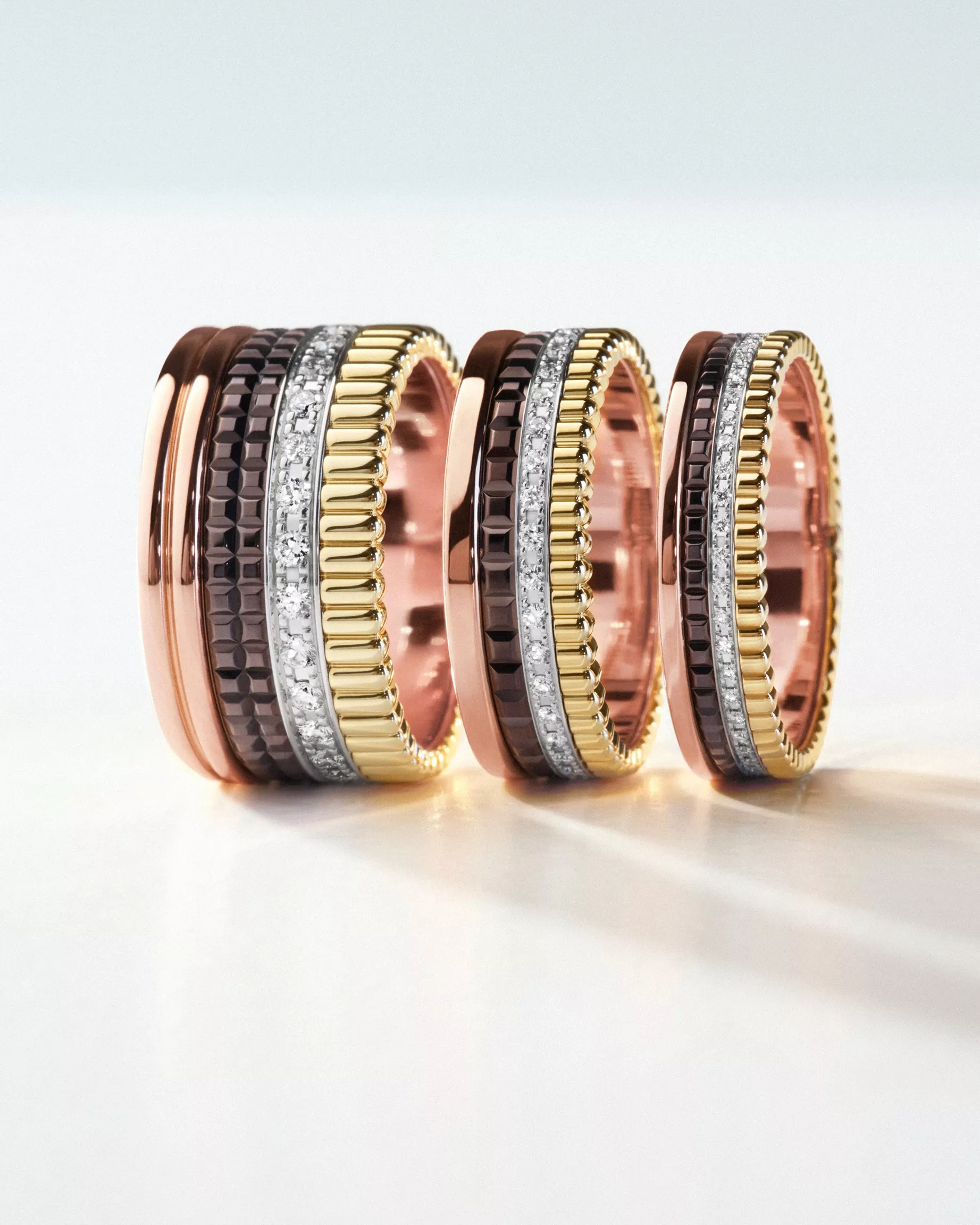 在工藝層面，Quatre 系列的製作並不只是簡單的紋樣拼接，而是一個高度精密的結構工程。整枚戒指由四個不同材質與紋樣的環圈組成，每個環圈都需要獨立製作，再透過精準組裝形成完整戒指。從金屬合金熔煉開始，到最後四個環圈的結構組合，每一道工序都需要高度精準。若在製作過程中出現微小偏差，最終組裝便可能無法完成。特別的是，這些環圈並非以黏膠或焊接固定，而是透過結構設計彼此嵌合，只需輕壓即可完成組裝。珠寶工匠在傳統手工技術之外，也會運用數位控制機器進行車削與雕刻，確保誤差控制在極小範圍之內。這種傳統與科技並行的製作方式，也正是 Quatre 系列能長年保持高完成度的重要原因。