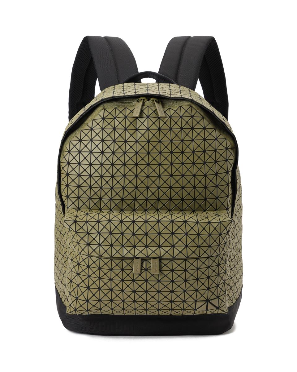 後背包是一款實用度極高的單品，Bao Bao這款「Daypack」，運用更小片的三角形構成，搭配上不容易留下劃痕的材質，讓這款包在以更為實用的面向呈現。