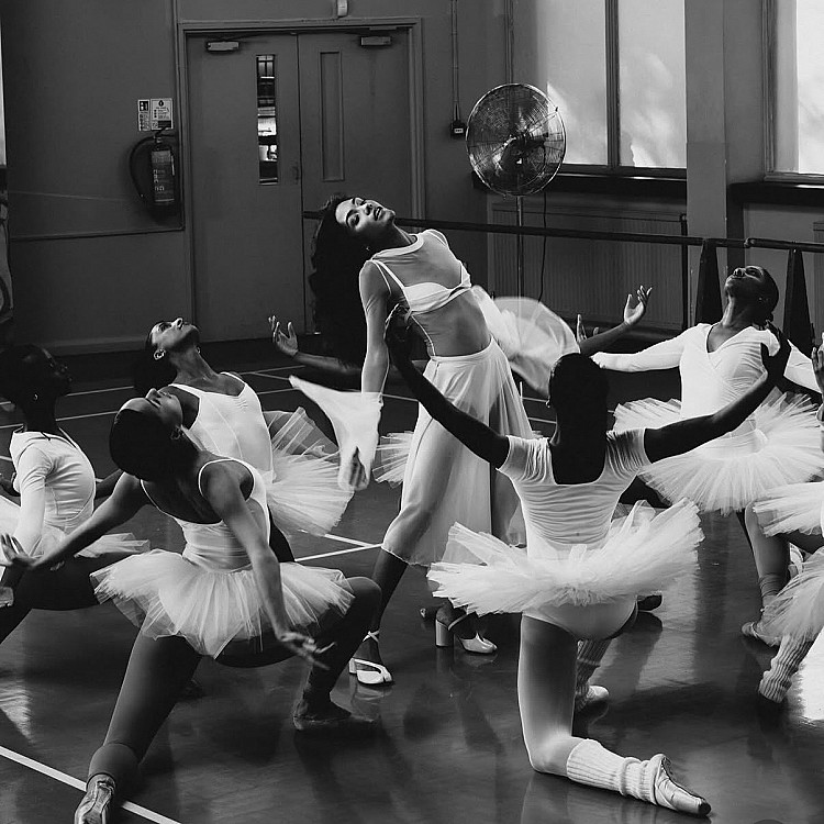 Olivia Dean 也參與了 Instagram 在 2025 年秋季舉辦的 Instagram Rings Awards 的獎項，這個獎項聯合了包括 Spike Lee、Marc Jacobs、Eva Chen、Adam Mosseri 等多位創意界人士組成的評審團，挑選出 25 位在平台上展現創意與文化影響力的內容創作者。Dean 以她獨特的音樂風格、與粉絲的互動，以及在社群媒體上營造的個人品牌風格成功入選。