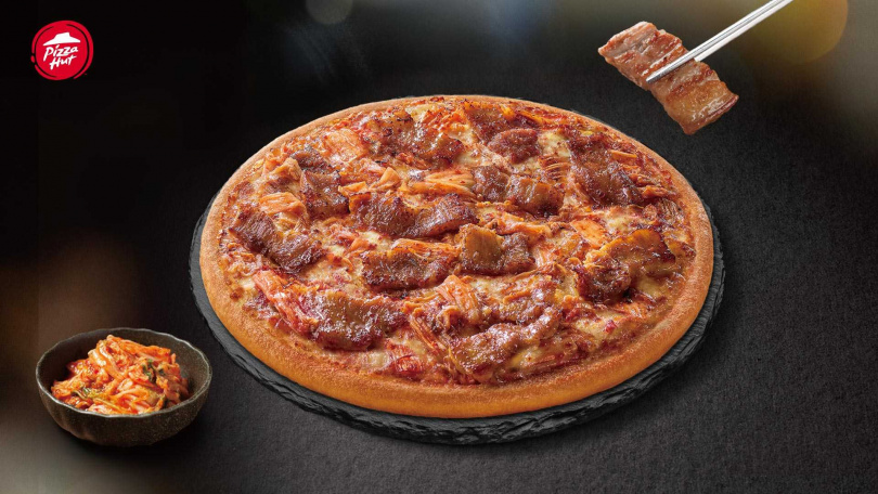 兩款升級版比薩將率先於六都50間門市獨家開賣，取代現行「韓式泡菜燒肉」與「海鮮比薩」，販售期間自即日起至11/24止（或售完為止），提供大比薩、小比薩與個人比薩三種尺寸選擇。（圖／必勝客提供）