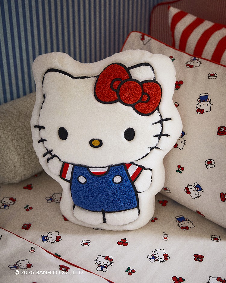 從印有Kitty圖案的踢恤、刷毛睡衣，到托特包、靠枕、床單及餐盤，一應俱全。