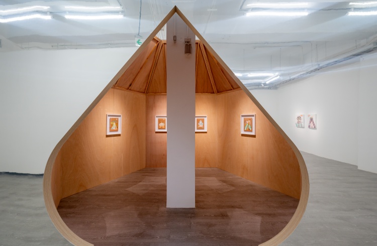 Grip Face 的創作深受 1980 年代龐克文化與 1990 年代美國地下藝術潮流影響，這些視覺能量並未直接轉化為符號挪用，反而滲入其創作的直接與反叛性，畫面多層次有如遊戲場