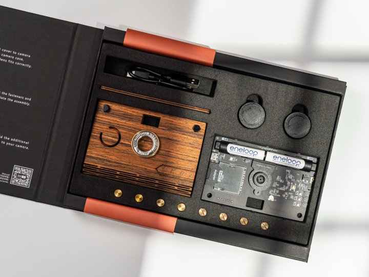 【20MP】:: 輕量木質玫瑰木 精裝相機禮盒::，建議售價：NT$5,150（含相機主機板 x 1、玫瑰木單殼 x 1、USB C to C 線 （充電及傳輸）x 1、黃銅螺絲 x 2、64GB SD 記憶卡 x 1、廣角特效鏡頭 x 1、微距特效鏡頭 x 1、eneloop AAA 標準款充電電池 x 2）