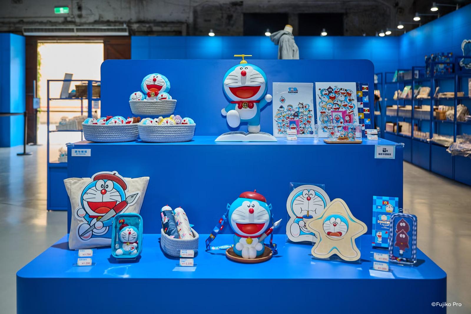 除了展覽內容，周邊商品更是不容錯過！從公仔、T恤、鑰匙圈、收納包到扭蛋機應有盡有，還有高雄限定款只在展場販售。