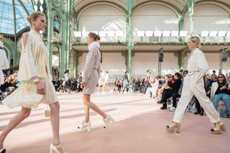 Chanel 2025春夏秀場重返大皇宮，由創意團隊操刀，25包首次問世。