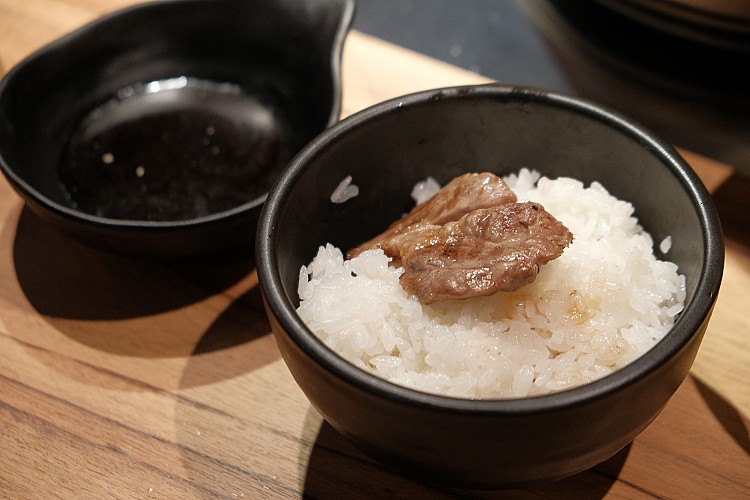 餐桌上少不了每日現碾的北海道米，以傳統鍋釜慢火炊煮，米香飽滿、粒粒分明