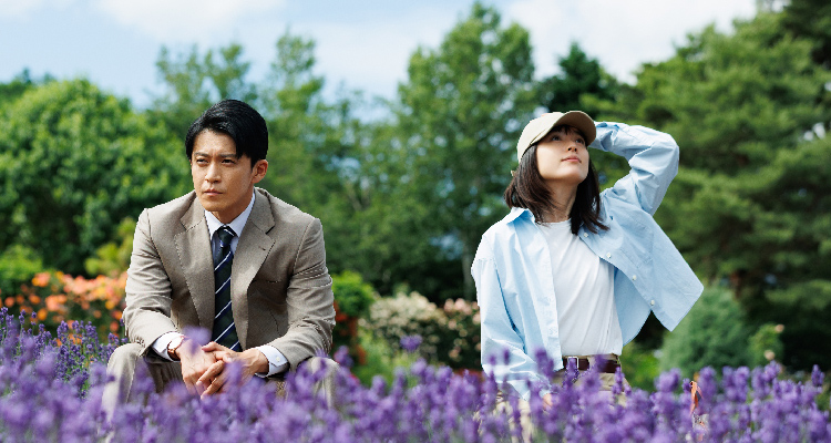 最近一口氣追完《浪漫匿名者》後，我才真正理解為什麼一頂棒球帽能瞬間提升整體造型感。女主角韓孝周在劇中的帽款，可不只是單純的配件，而是整套穿搭的畫龍點睛。