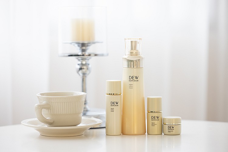 DEW 潤活修護美容露 (清爽 / 輕潤 / 滋潤)，150 ml / NTD3,000